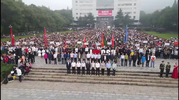 学校举行升旗仪式 庆祝新中国成立71周年