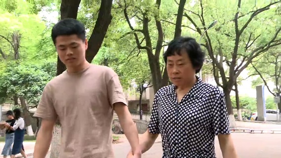 吴步晨：背起妈妈求学去